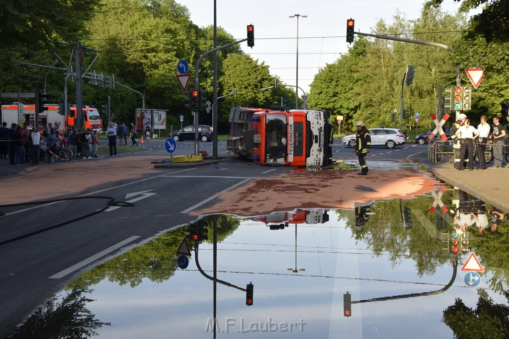 TLF 4 umgestuerzt Koeln Bocklemuend Ollenhauer Ring Militaerringstr P084.JPG - Miklos Laubert